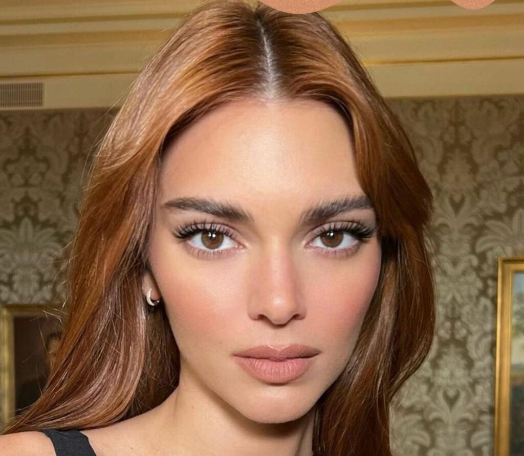 6 célébrités qui se sont teint les cheveux en rouge en 2022