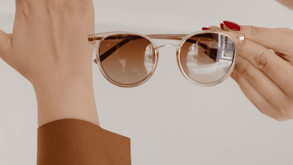 Les célébrités rousses portent des lunettes de soleil rouges et auburn - et vous pouvez aussi