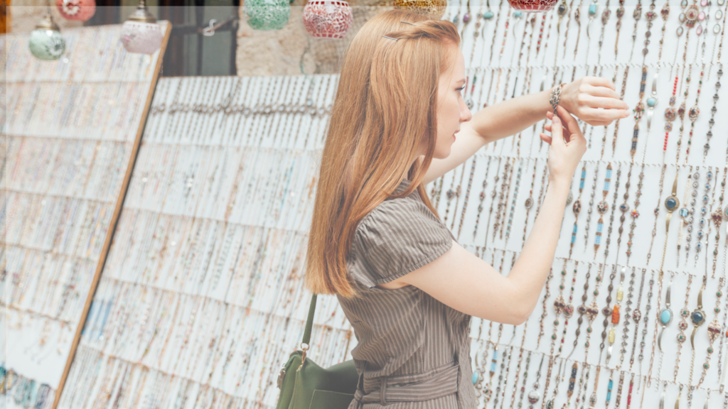 Argent ou or : quelle couleur de bijoux convient le mieux aux cheveux roux ?