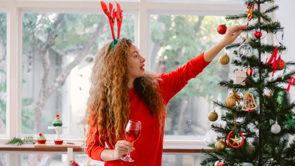 9 accessoires capillaires faciles à porter avec vos cheveux roux cette saison des fêtes