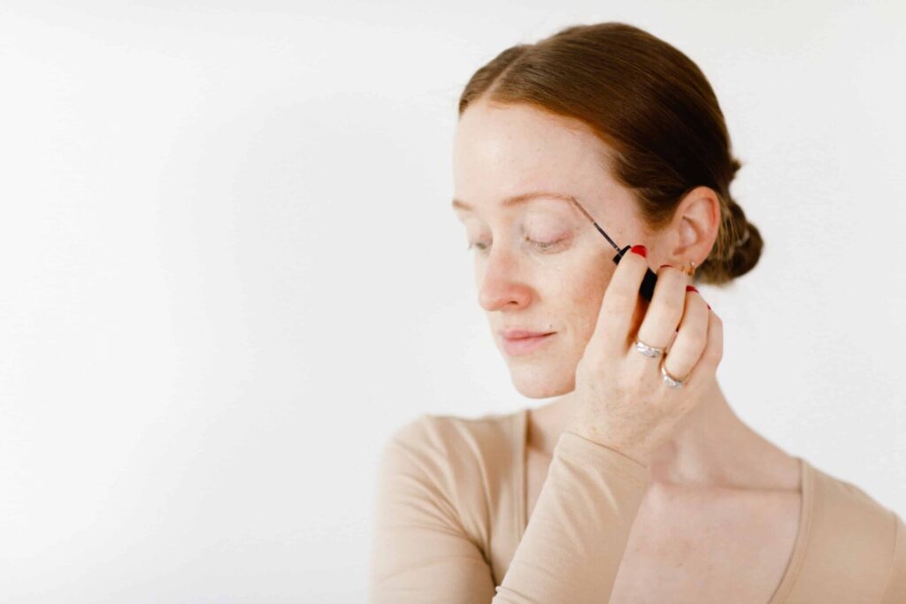 Un guide pour trouver le meilleur gel à sourcils pour les rousses