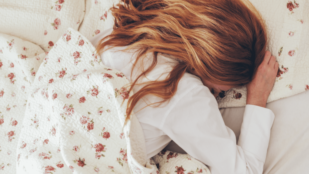 7 produits de beauté de nuit pour les rousses