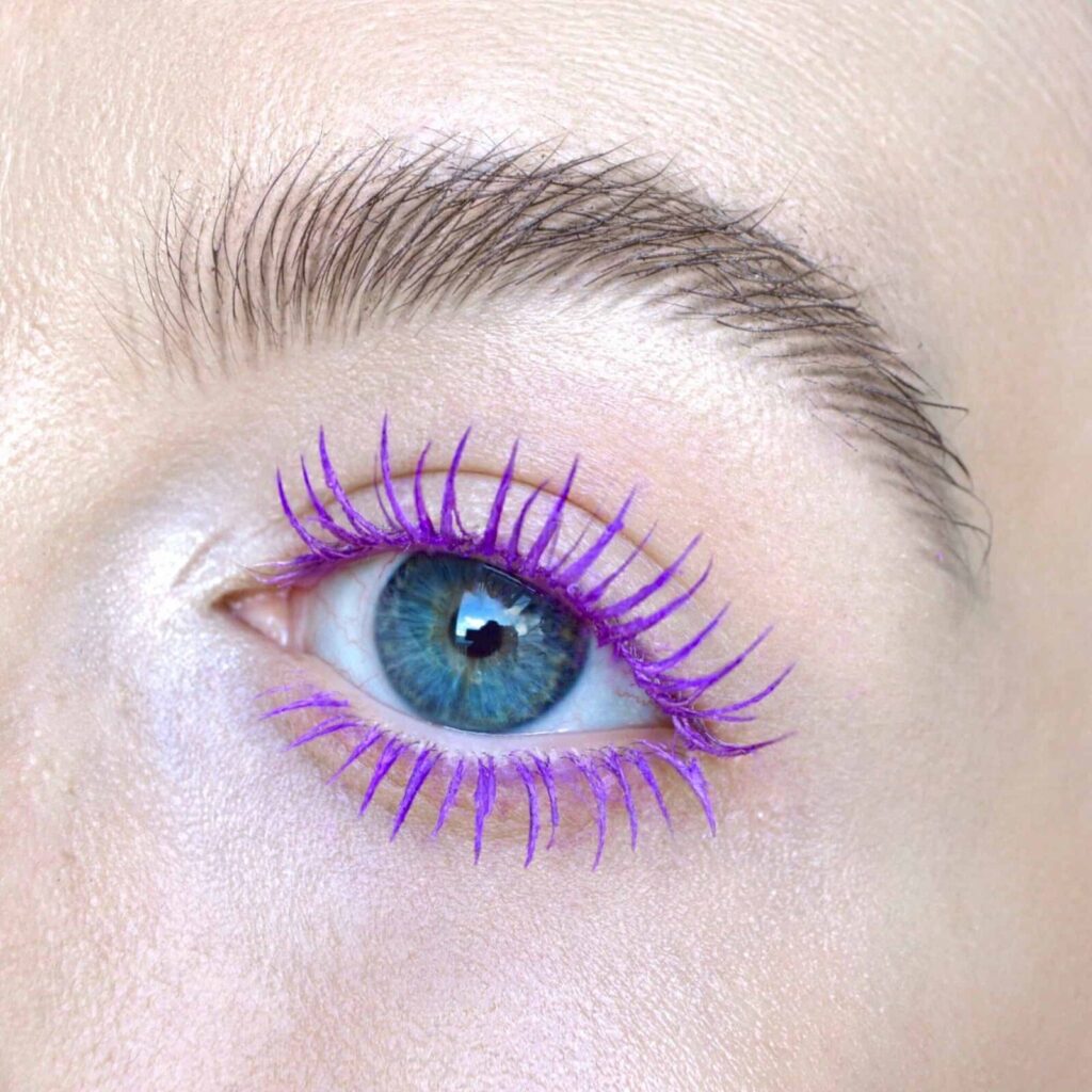 Comment les rousses peuvent obtenir un fard à paupières violet