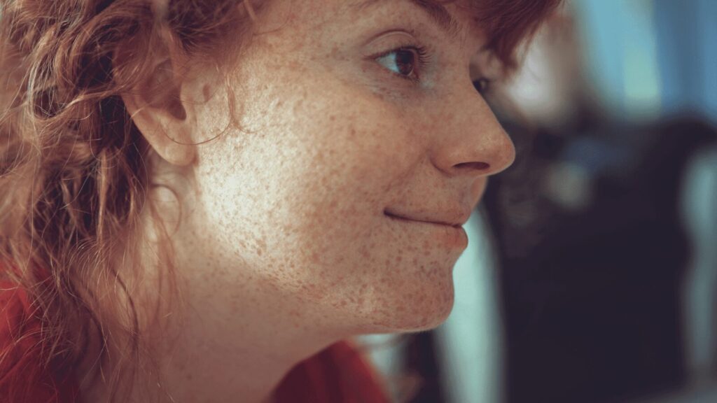 Comment les rousses naturelles peuvent adopter les cheveux gris ou blancs
