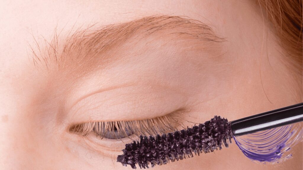 Comment les rousses peuvent porter du mascara violet