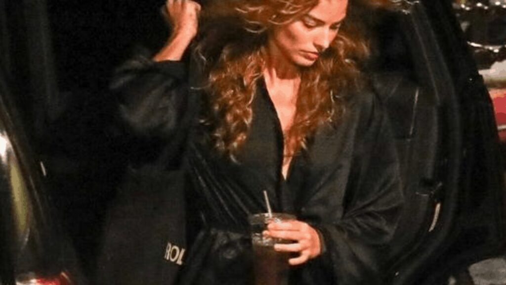 Margot Robbie arbore des cheveux roux sur le tournage du nouveau film "Babylon"
