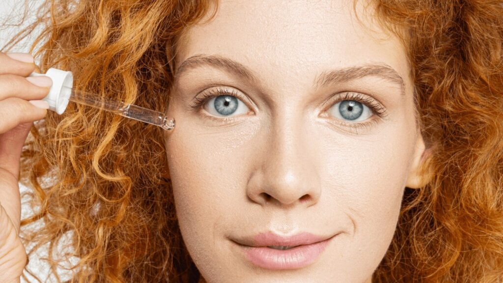 14 meilleures crèmes pour les yeux pour votre peau rousse