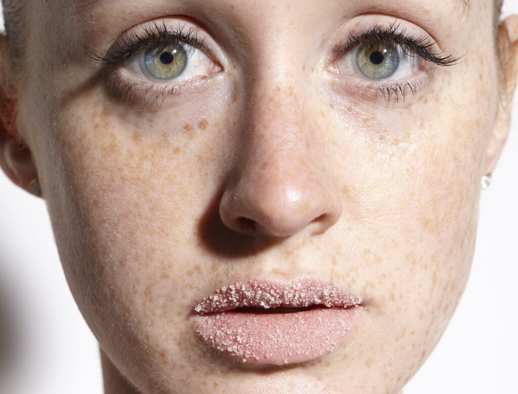 6 façons différentes d’exfolier votre peau rousse sensible