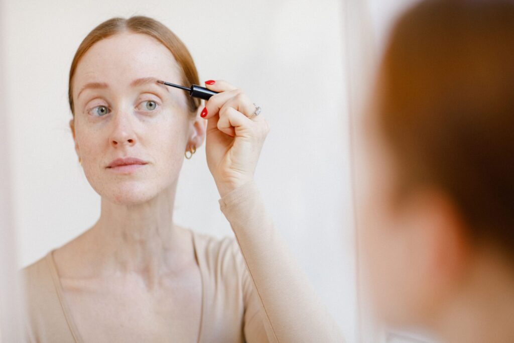Les rousses abandonnent le microblading pour cela