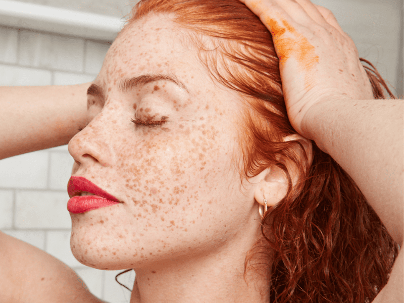 Le dilemme de la rousse: embrassant le brillant et le glaçage pour combattre les cheveux blancs