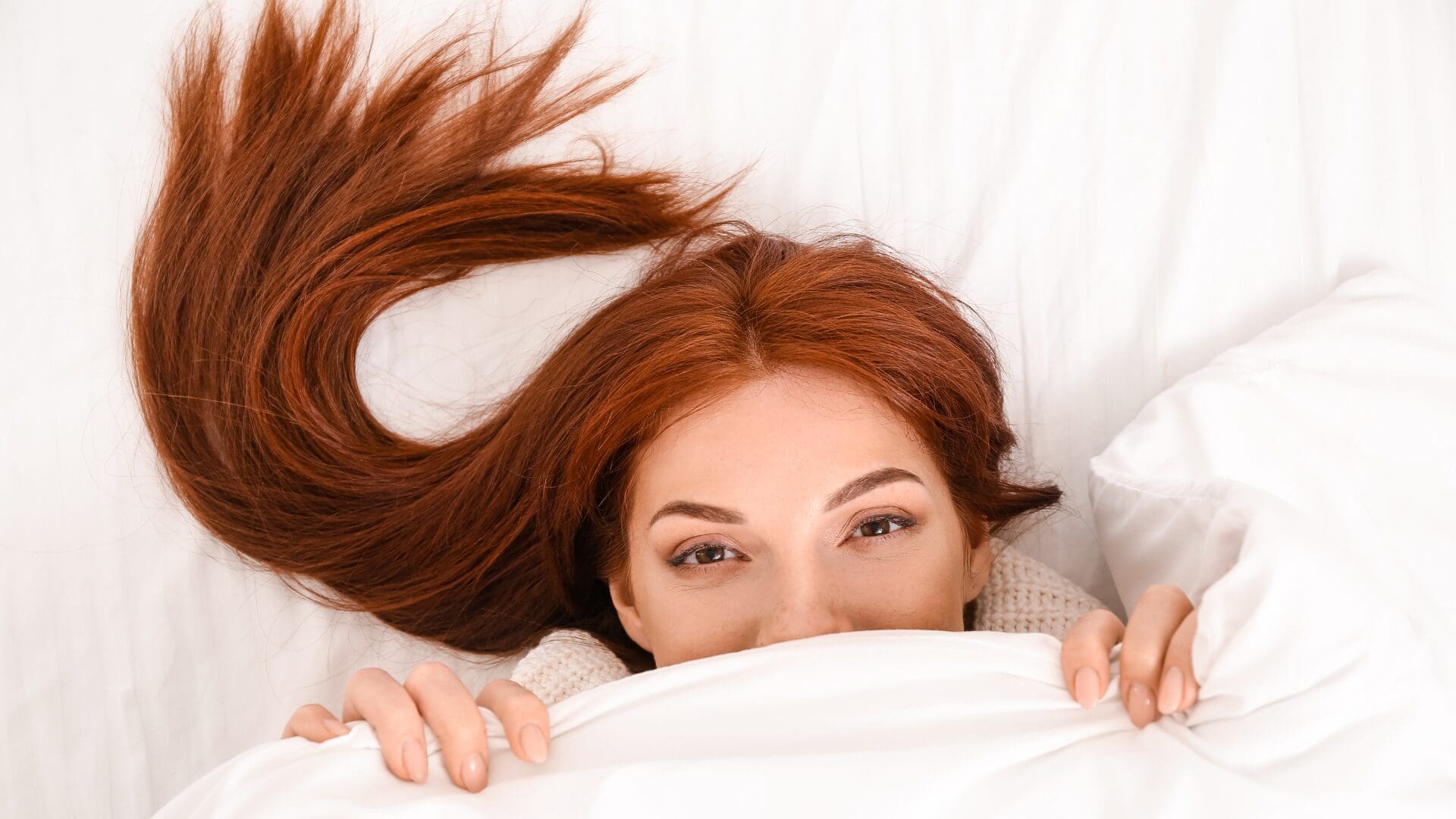 3 dangers de dormir avec des cheveux roux mouillés