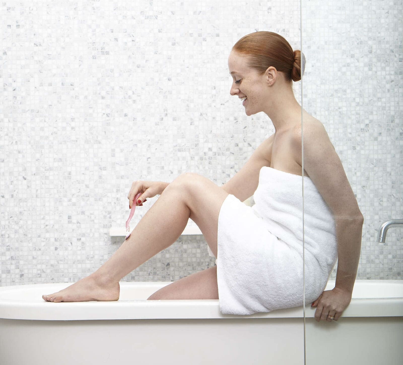 5 astuces spécifiques aux rousses pour des jambes les plus douces de tous les temps