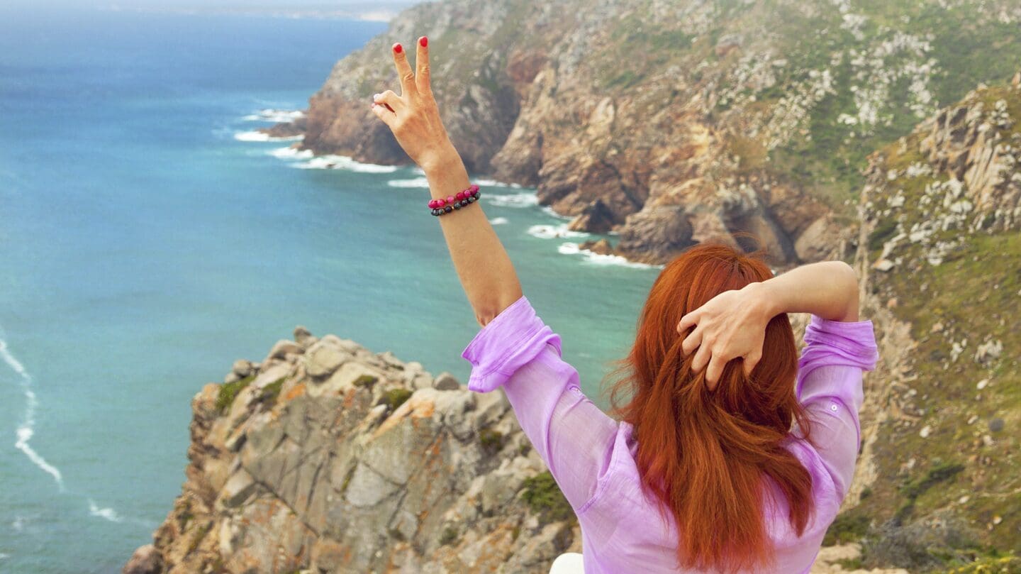 5 conseils de soins de la peau et de maquillage pour les rousses en voyage