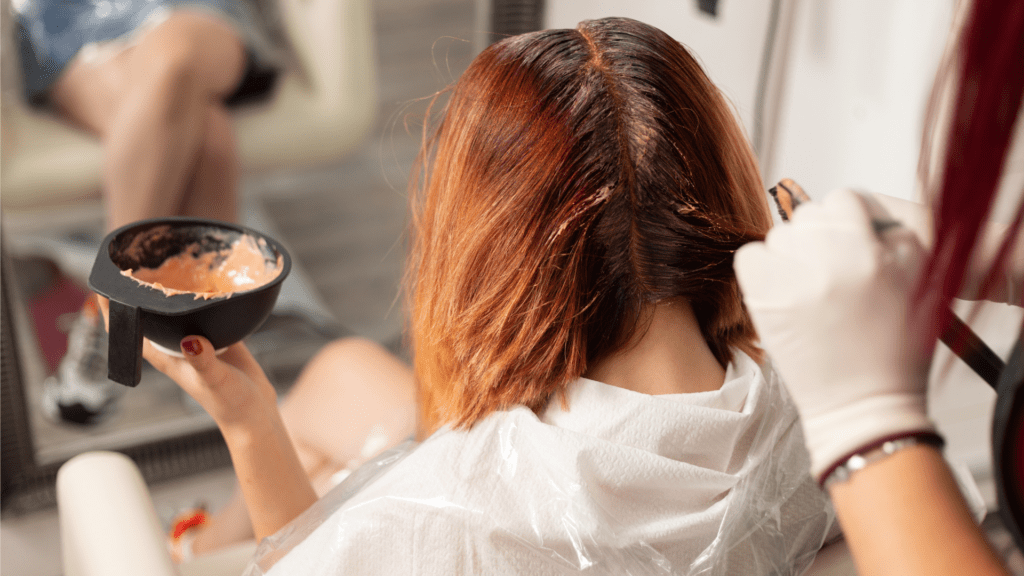 5 conseils essentiels pour entretenir les cheveux teints en rouge