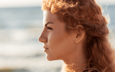 6 façons dont les rousses peuvent réduire les pores cet été