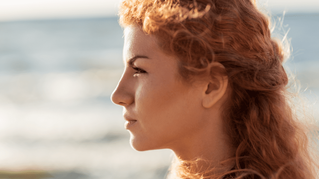 6 façons dont les rousses peuvent réduire les pores cet été