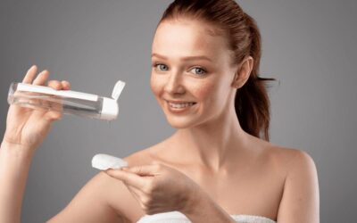 7 façons d’utiliser l’eau micellaire dans une routine de soins de la peau rousse
