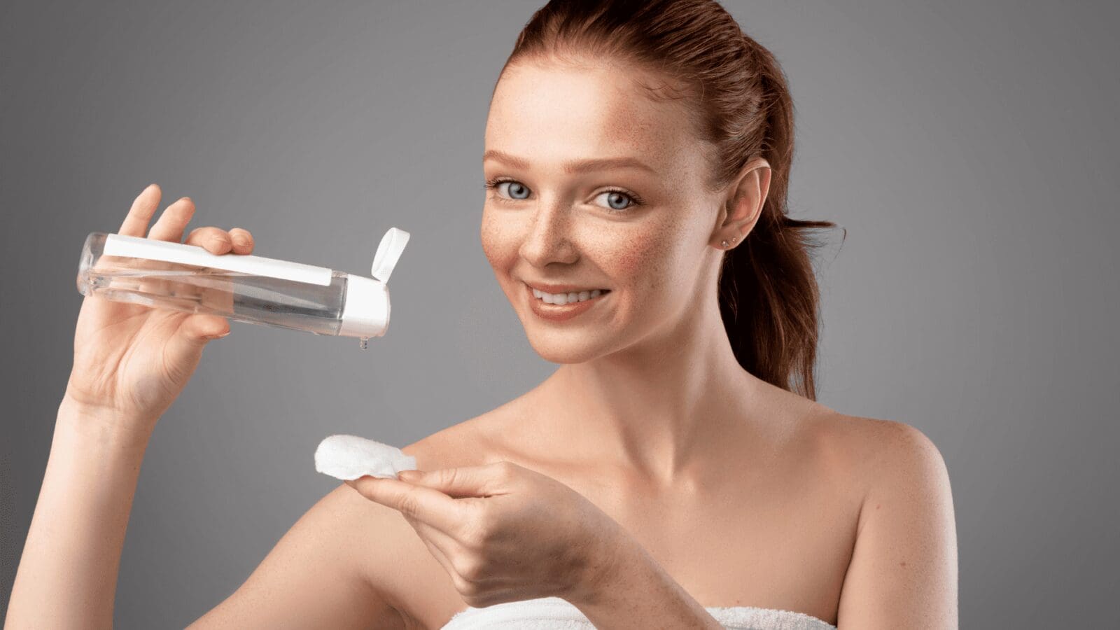 7 façons d’utiliser l’eau micellaire dans une routine de soins de la peau rousse