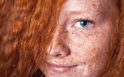 Comment les rousses peuvent appliquer le fond de teint sans couvrir les taches de rousseur