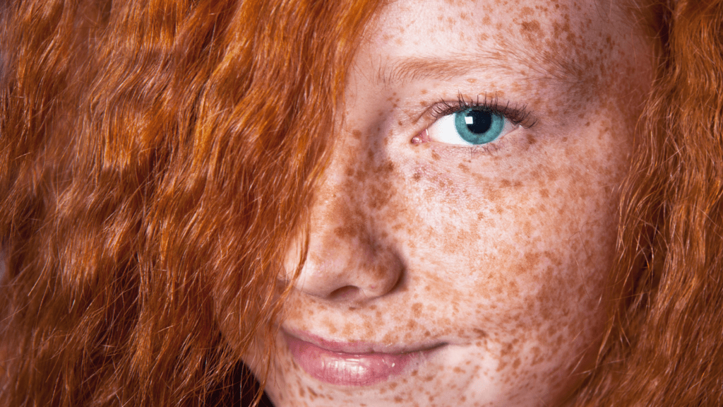Comment les rousses peuvent appliquer le fond de teint sans couvrir les taches de rousseur