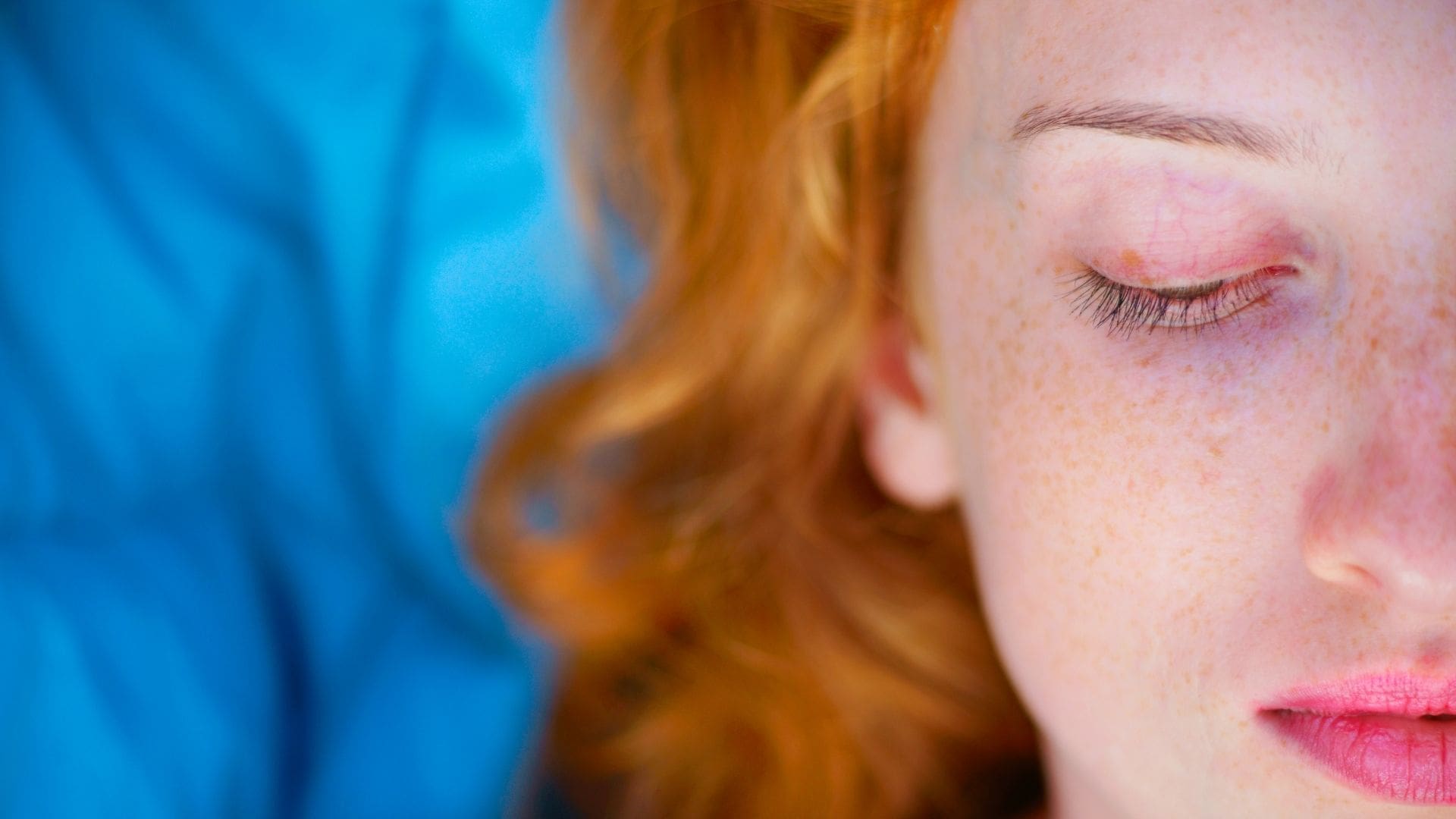 Comment les rousses peuvent corriger les cernes sous les yeux