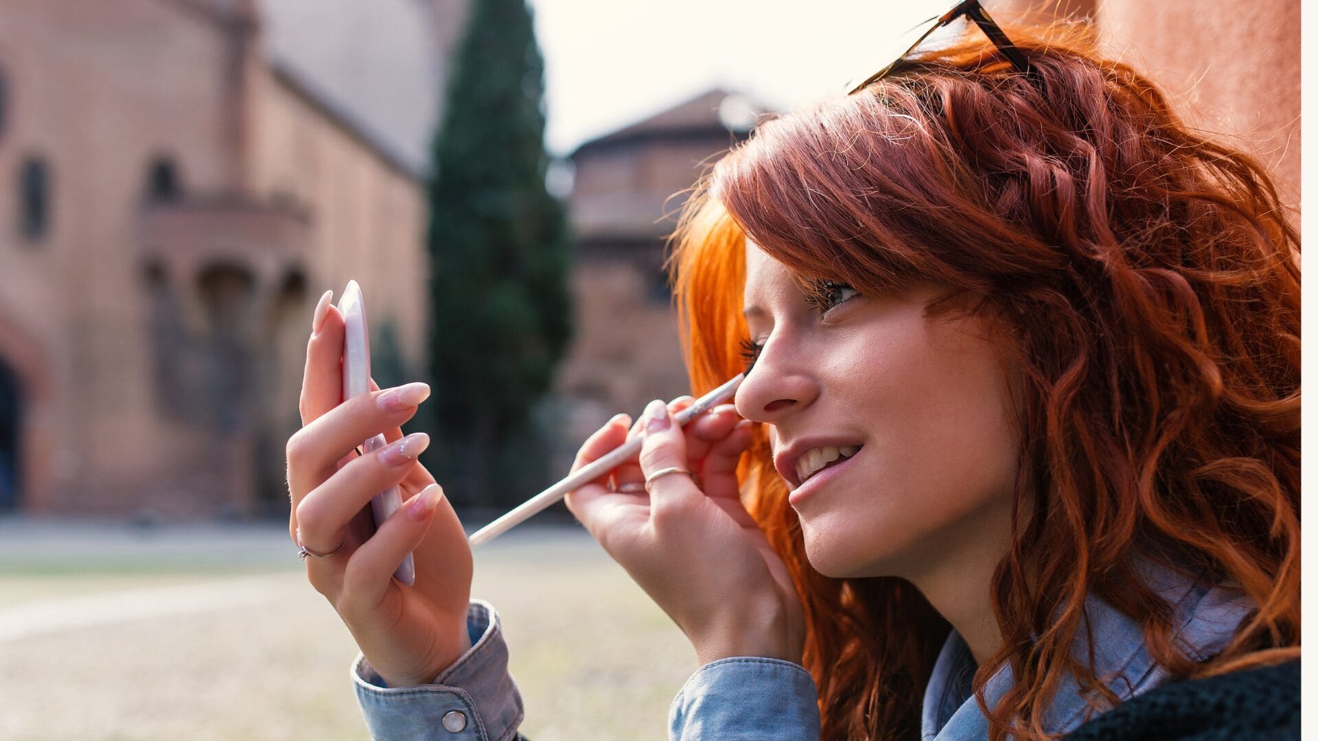 Éponges ou pinceaux de maquillage : lequel devraient utiliser les rousses ?