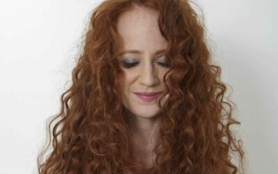 Hydratation ou protéines : de quoi vos cheveux roux ont-ils besoin ?