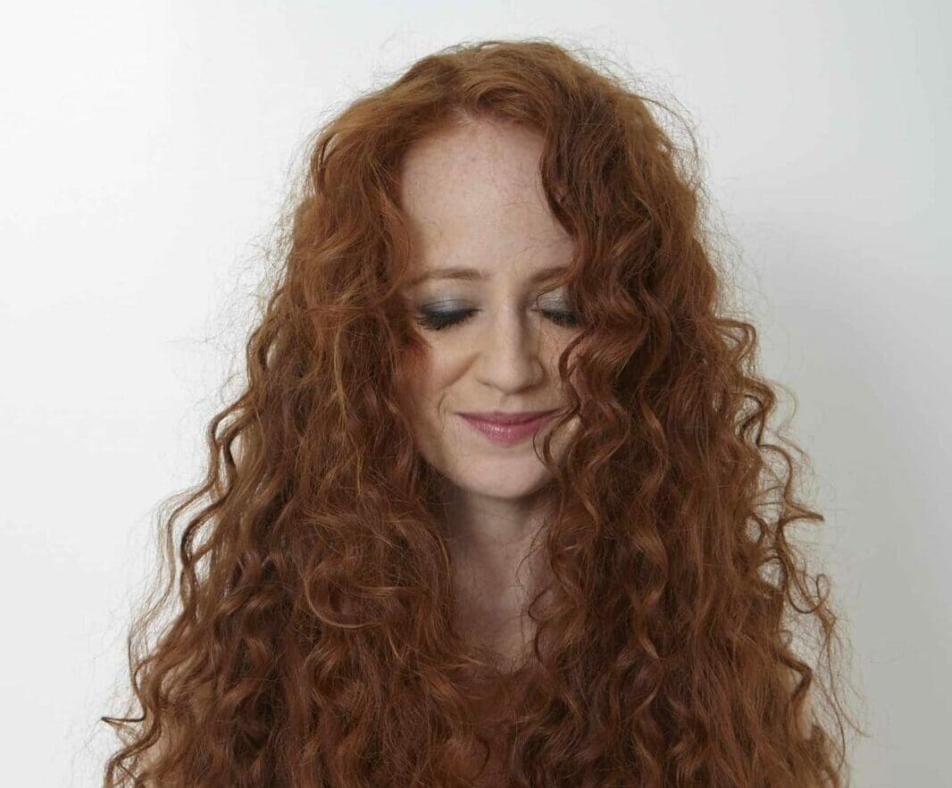 Hydratation ou protéines : de quoi vos cheveux roux ont-ils besoin ?
