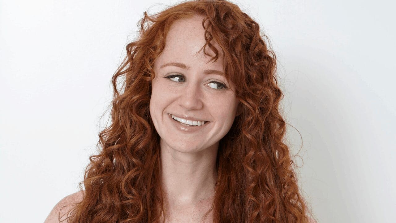 La pionnière partage son astuce facile pour des boucles rouges rebondissantes
