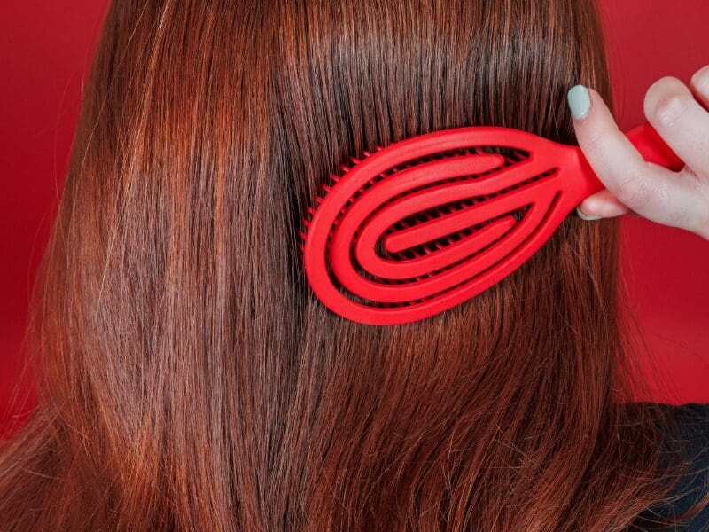 Les rousses devraient nettoyer leurs brosses à cheveux et voici comment procéder
