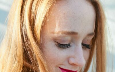 Pigmentation 101 : Pourquoi cela se produit et comment les rousses peuvent le traiter