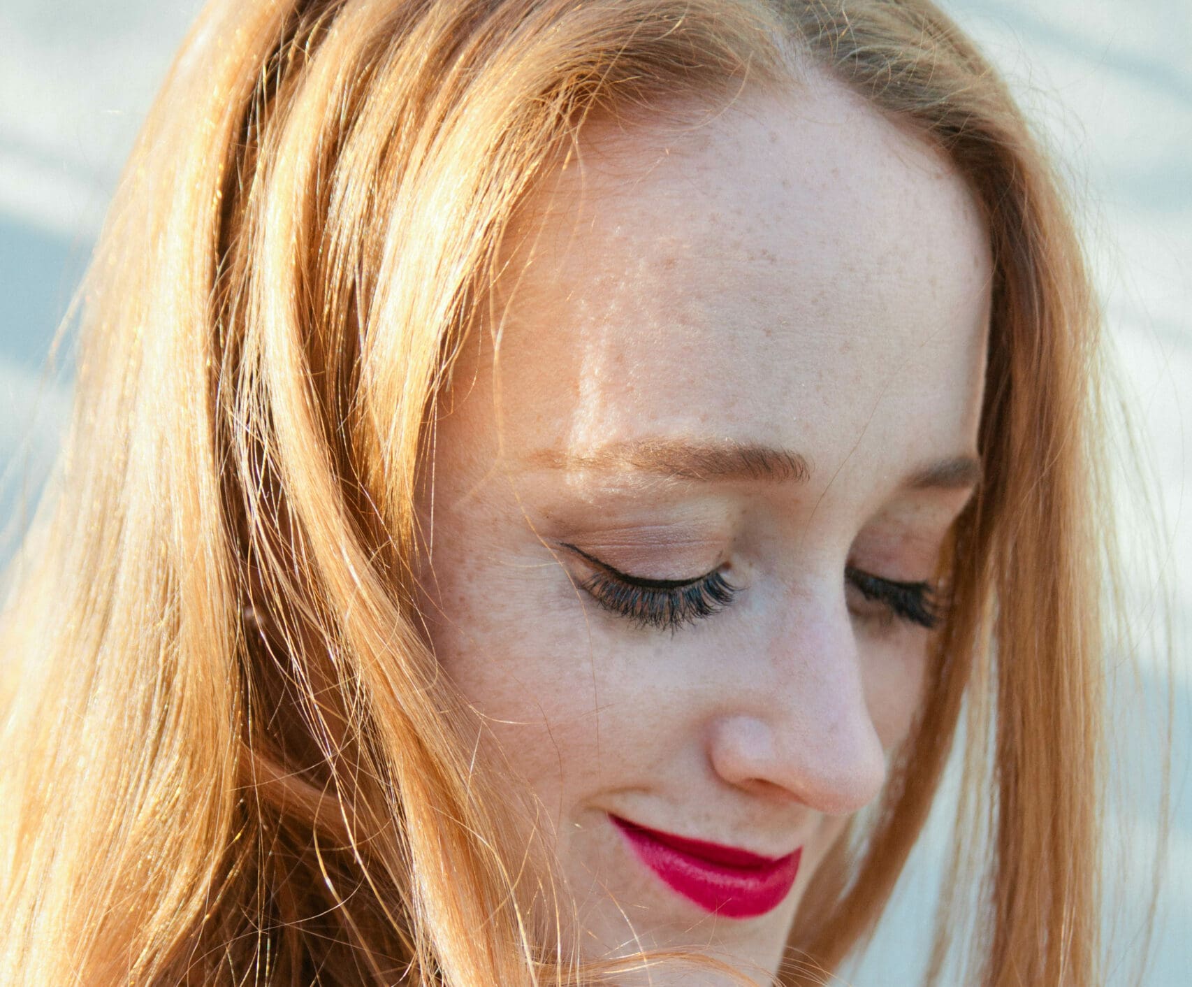 Pigmentation 101 : Pourquoi cela se produit et comment les rousses peuvent le traiter