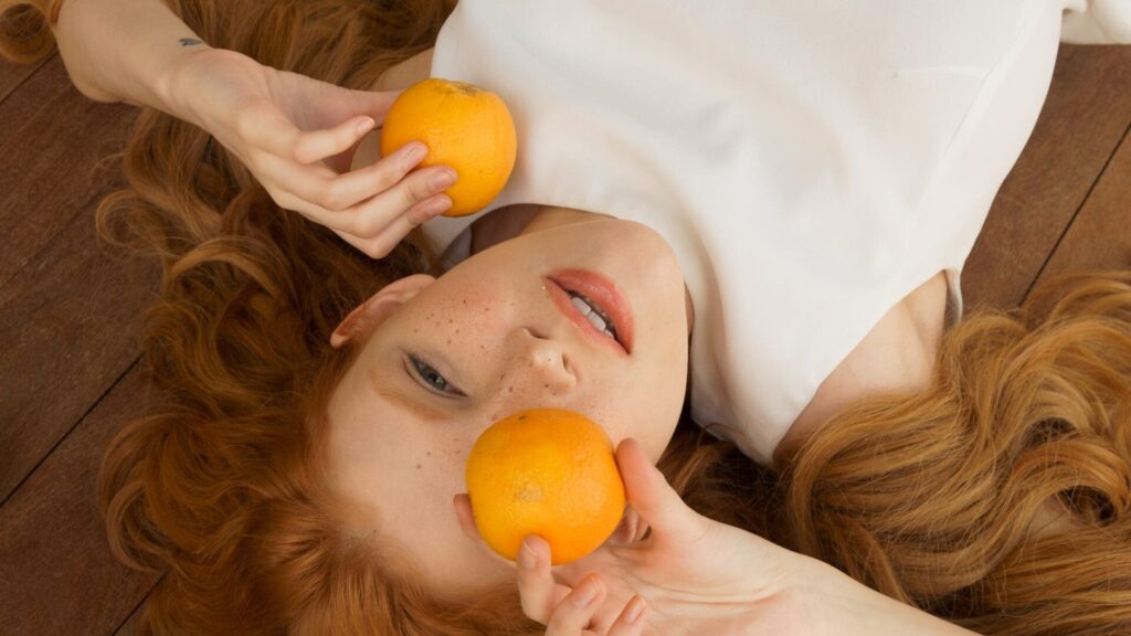Signes que votre peau rousse est déshydratée et comment y remédier