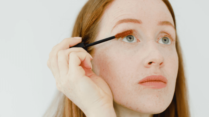 Un guide pour choisir la bonne baguette de mascara pour les rousses