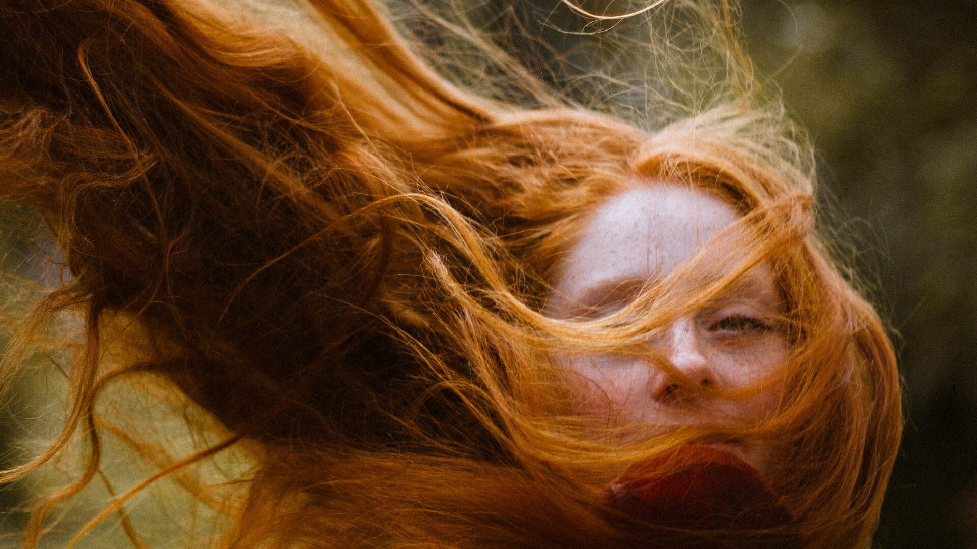 Vos cheveux roux sont-ils fins ou fins ? Voici comment faire la différence