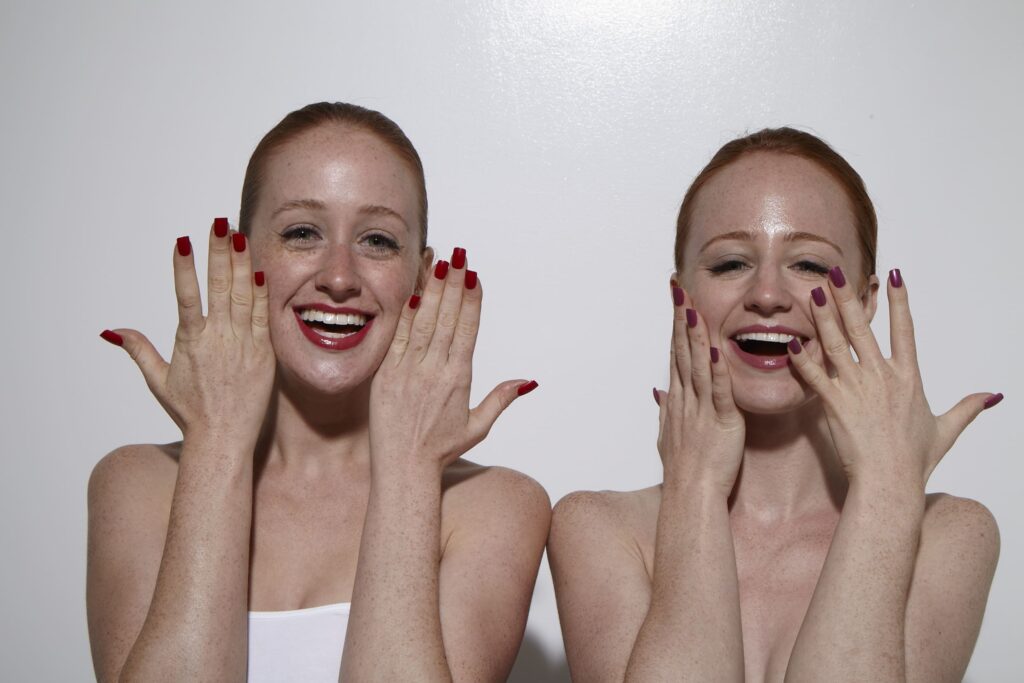 10 styles d'ongles pour la Saint-Valentin qui auront fière allure avec vos cheveux roux
