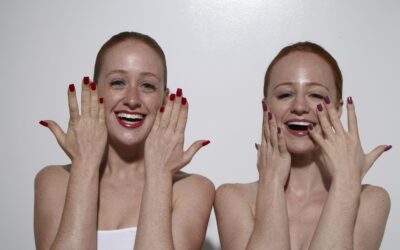 10 styles d&rsquo;ongles pour la Saint-Valentin qui auront fière allure avec vos cheveux roux