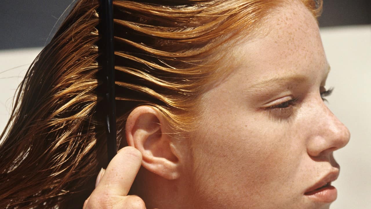 4 façons de gérer et de traiter les cheveux roux gras