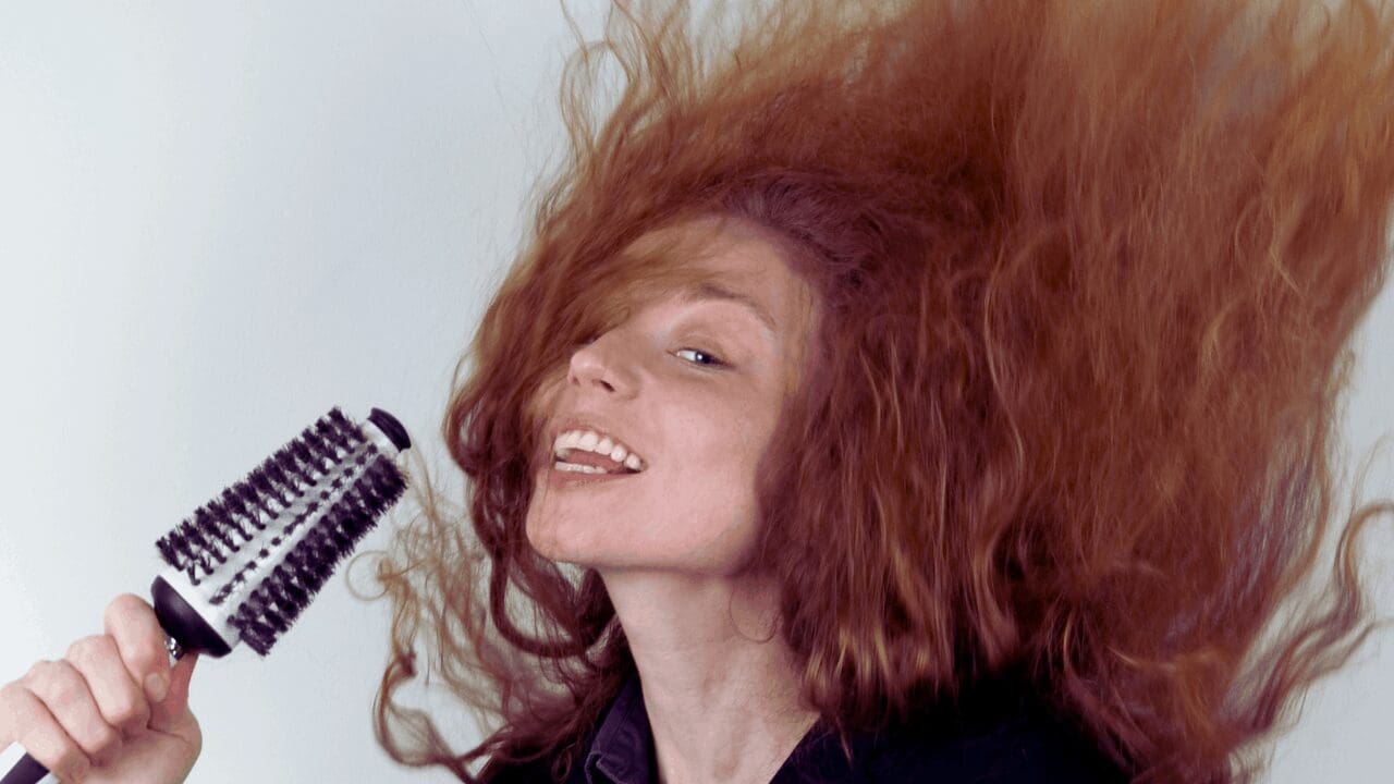 5 conseils d’experts pour lutter contre les cheveux roux indisciplinés