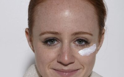 Comment les rousses peuvent superposer un SPF et arrêter le boulochage de crème solaire