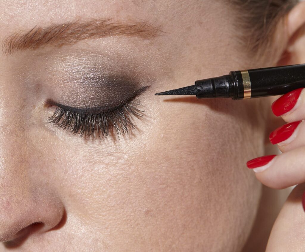 L'eye-liner marron peut faire une énorme différence pour les rousses