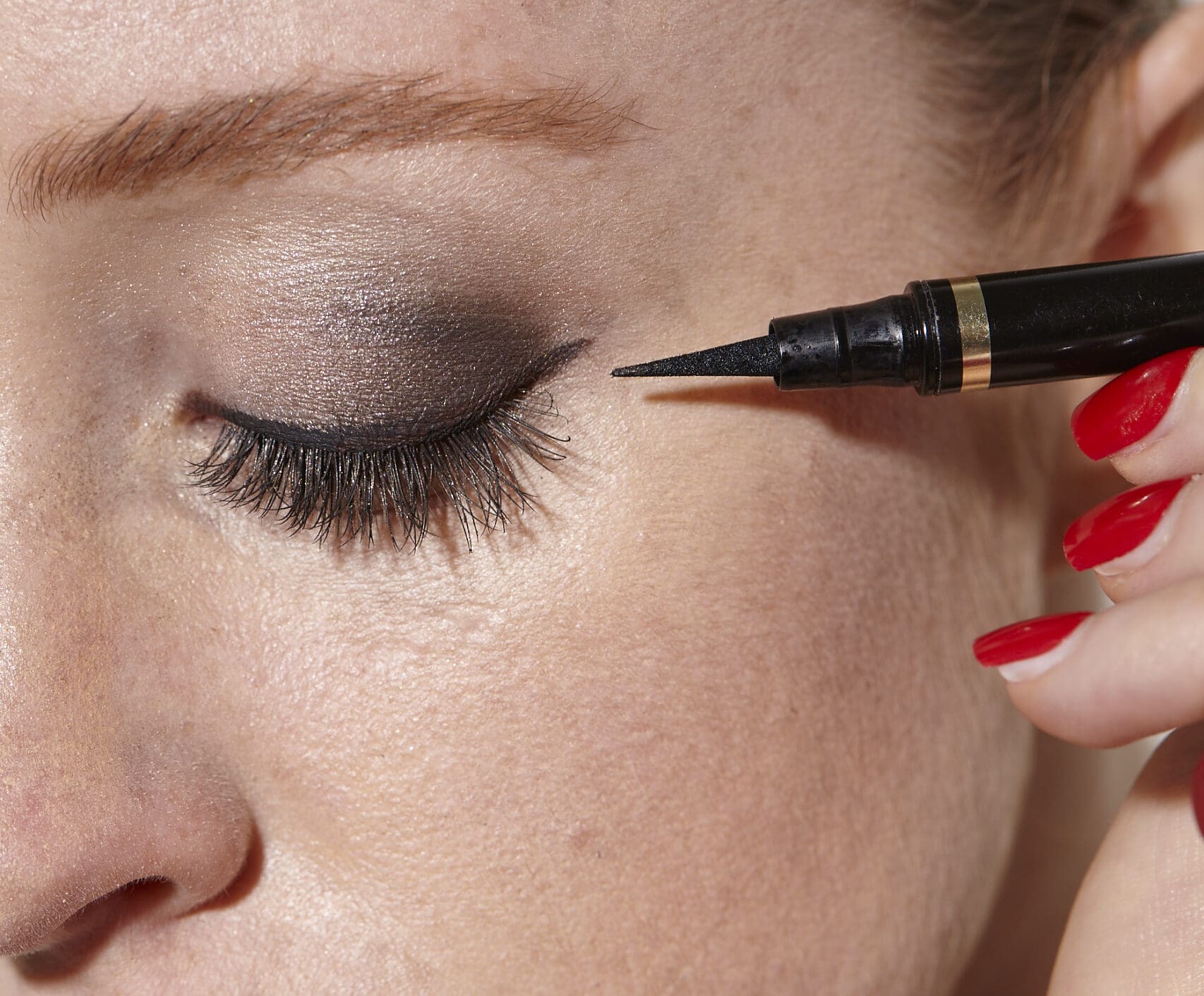 L'eye-liner marron peut faire une énorme différence pour les rousses