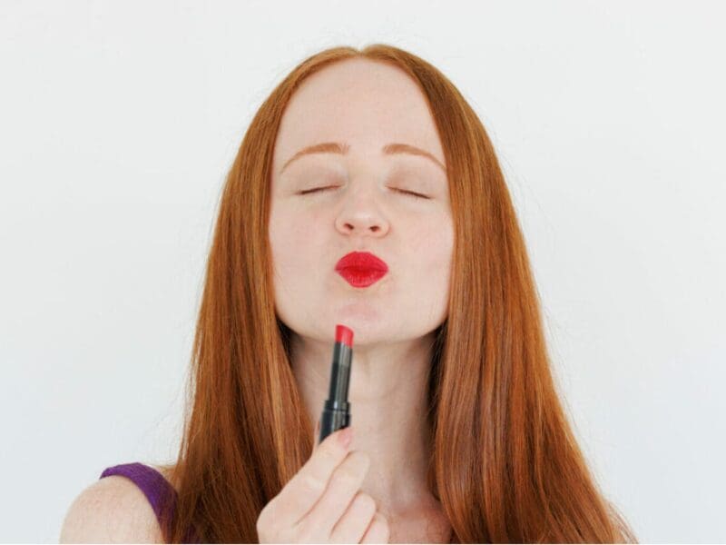 Comment porter du rouge à lèvres avec des cheveux roux – Oui, c'est magnifique !