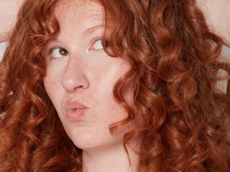 Les 6 meilleures façons d’empêcher les cheveux roux de se décolorer