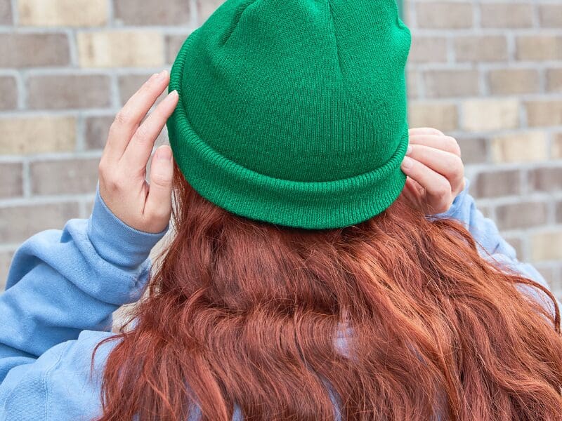 Les chapeaux et les écharpes rendent-ils les cheveux roux ternes ? Comment garder la brillance et le ton tout l’automne