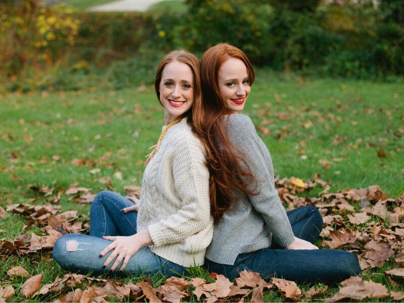 Les meilleures couleurs d’automne à porter avec des cheveux roux cette saison des rousses